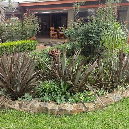 Sibahlenomhlambi Guesthouse 斯普林斯 外观 照片