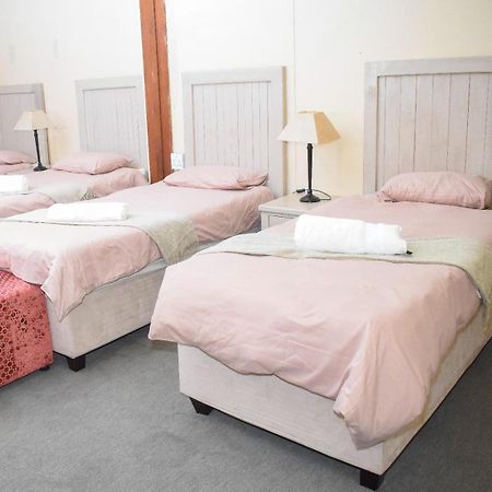 Sibahlenomhlambi Guesthouse 斯普林斯 外观 照片